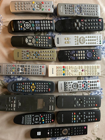 TV-, video-, digiboksi -kaukosäätimet (eri merkit)
