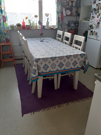 Pöytä ja 6 tuolia
