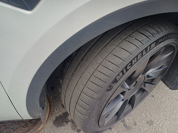 Tesla model Y 20" induktio vanteet renkailla