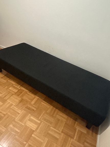 Musta runkosänky 15e (Turku, Linnankatu) - NOPEIN HAKEE