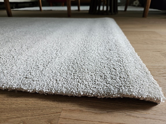 Kaksi ihanan pehmeää ja raikkaan vaaleaa VM Carpetin mattoa Outlet-hintaan