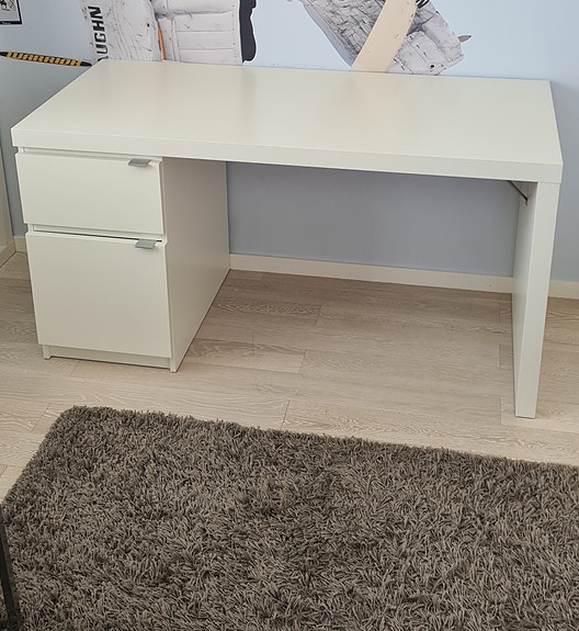 Ikea MALM työpöytä VARATTU