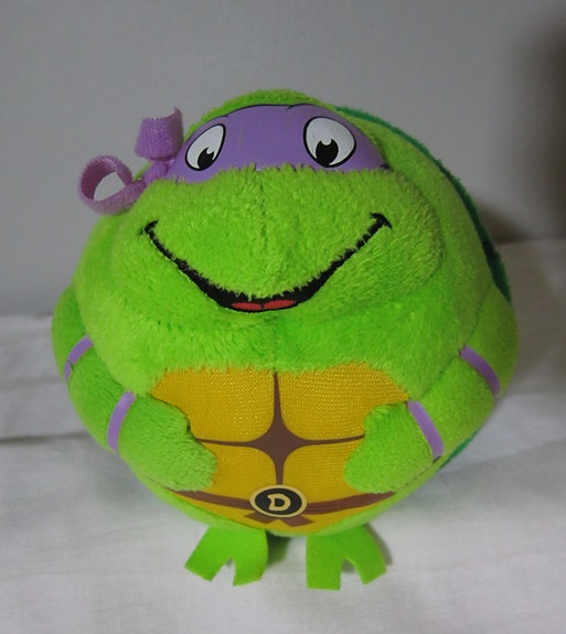 Pehmo. Turtles D, M ja R-pallo sekä t-paita