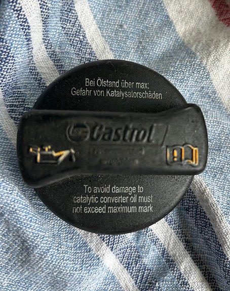 Castrol öljyntäyttökorkki autoon