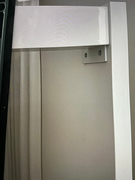 Valkoinen korkeakiiltoinen ruokapöytä