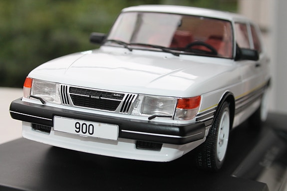 1:18 1981 Saab 900 Turbo 26cm auto metalli pienoismalli 1/18 paketissa upea