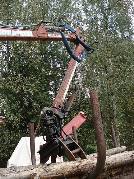 Tukkipuun kuljetukseen ja nostoon loistava metsäkärry nosturilla ja pyörillä