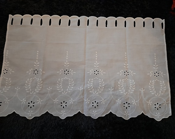 Valkoinen pieni verhokappa 70x45cm
