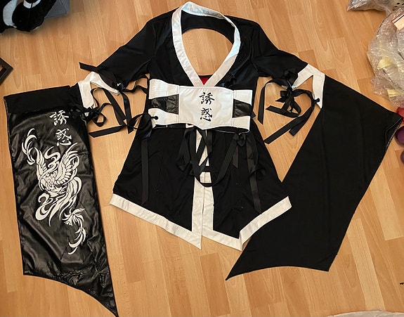 Lip service kimono ja korsetti