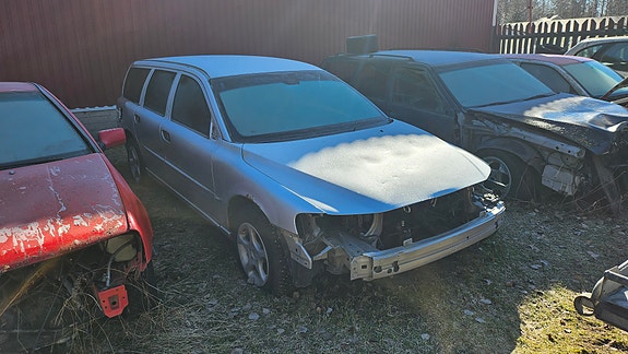 Volvo V70 mk2 varaosia