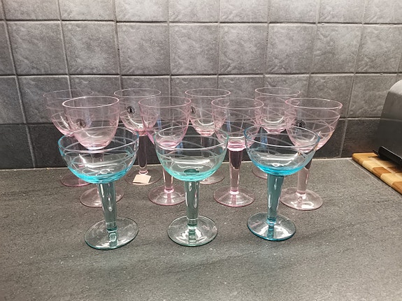 IKEA Pralin Rosa viinilasit 8 kpl ja coctail turkoosi 1 kpl sinisiä 2 kpl