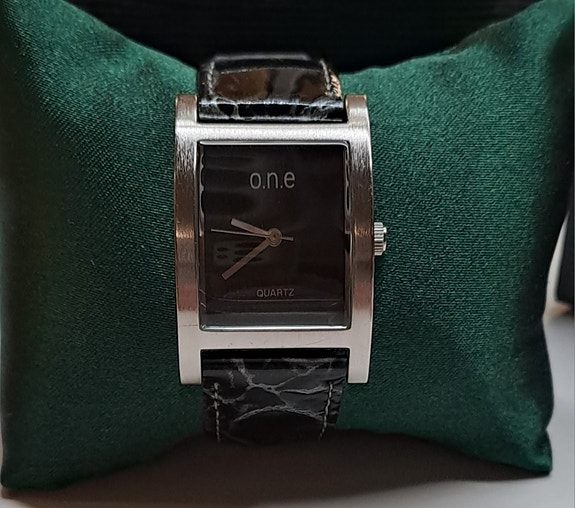 O.n.e Quartz rannekello
