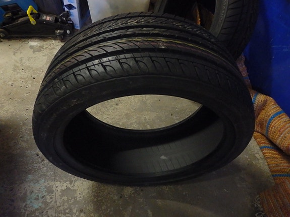 Yksi ajamaton Roadstone 215/40R17 kesärengas edullisesti