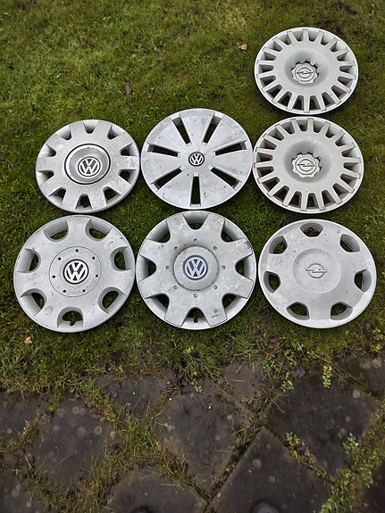 Volkswagen- ja Opel-pölykapseleita.