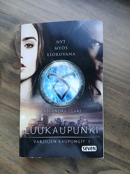Varjojen kaupungit 1 ja 4