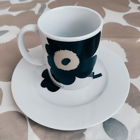 Mukit ja lautaset Marimekko Maija Isola 1964. K.I. 2005 "Unikko"