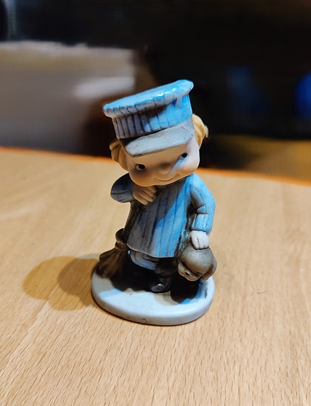 Suloinen keramiikkapatsas: Poika ja koira