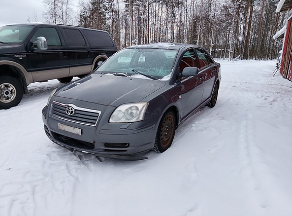 Toyota Avensis 1.6 bensa 2kpl osina