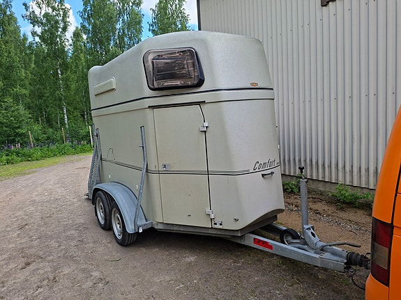 Vuokrattavana 2 hevosen traileri
