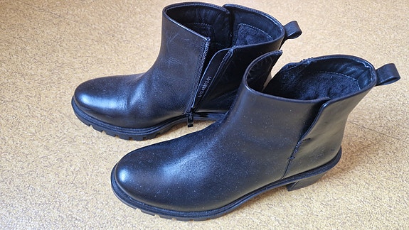 Nilkkurit, bootsit Ara