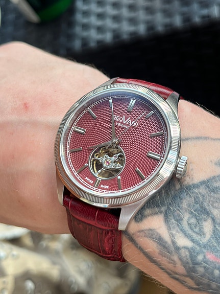 Tyylikäs automaatti Swiss made kello