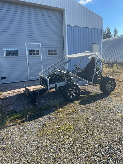 Mönkijäinen 4x4 lumikone Vaihto käy