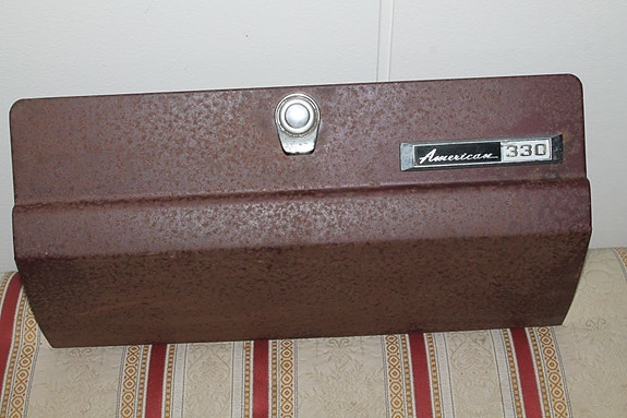 Rambler American 330 hansikaslokero kansi ovi teksti osa 60-luku auto AMC metal