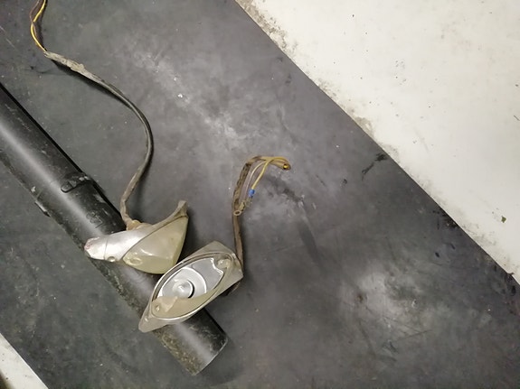 Moskowizin valot metalliset. Toisessa lasi rikki.