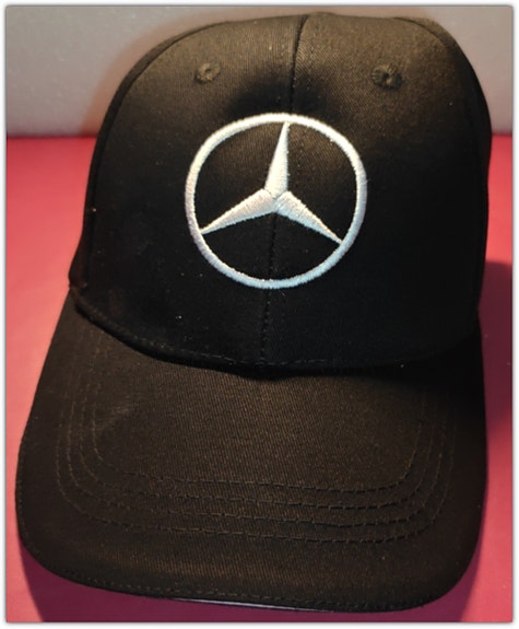Uusi musta Mercedes lippalakki, brodeeratut tekstuurit