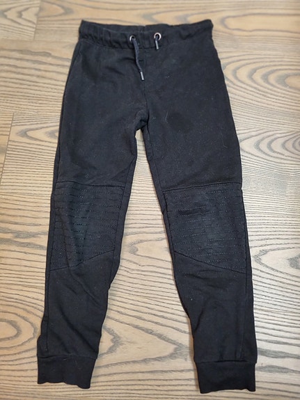Pojalle / unisex farkkuja ja collegehousuja 122-128 cm (6 kuvaa)
