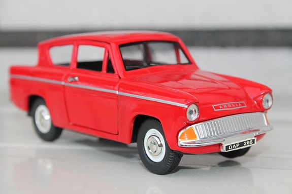 Ford Anglia 1959 mk1 DeLuxe metallinen auto 13cm aukeavat ovet pienoismalli