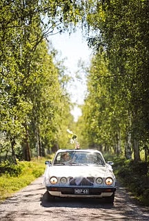 Kruunaa tärkeä päiväsi ajattomalla tyylillä – Valkoinen Jaguar XJ6 Sovereign