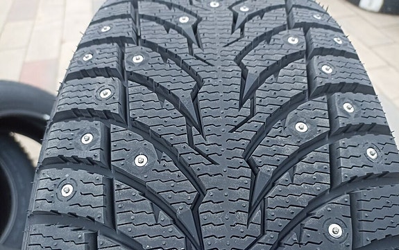 Uudet Winrun 225/45R17 nastarenkaat rahteineen