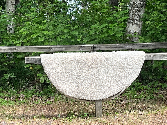 Juuri pesty valkoinen pyöreä paksu karvalankamatto
