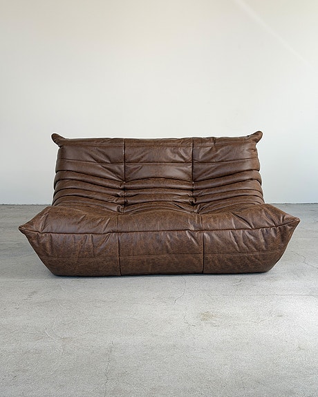 Michel Ducaroy Togo -2-istuttava sohva, Ligne Roset, ruskea nahka