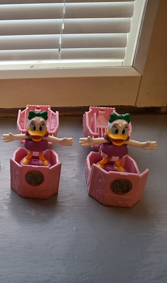 Disneyland Paris keräilylelu Iines Ankka, kaksi samanlaista