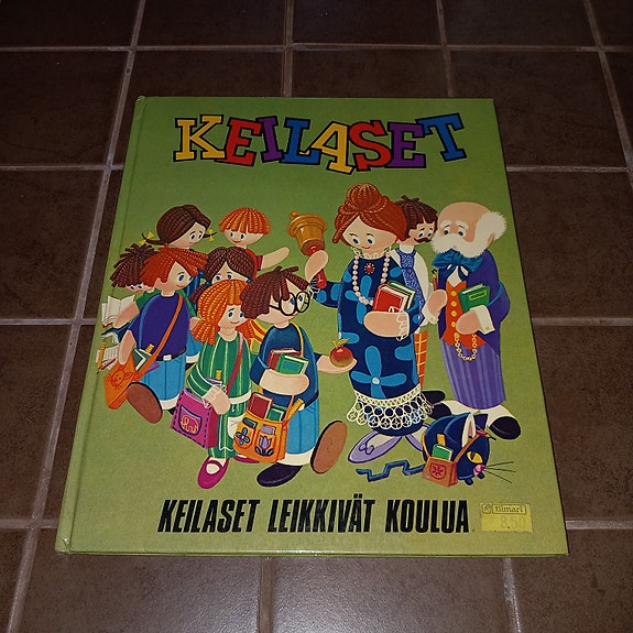 Keilaset leikkivät koulua