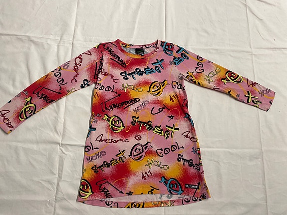 Graffitti mekko 116 cm
