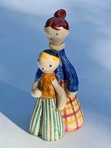 Kupittaan savi figuuri. Äiti ja poika.