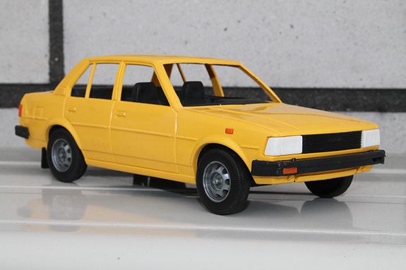 Toyota Corolla E70 80-luku 21cm Suomi auto Nyrhinen muoviauto vintage leikkiauto