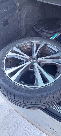 Nissan QASHQAI alumiinivanteet ja kesärenkaat 215/55R18 ajettu 0 km
