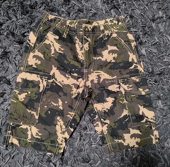 Uudet maastokuvioiset shortsit 146cm