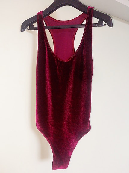 American Apparel Rubiinin värinen string-body koko L