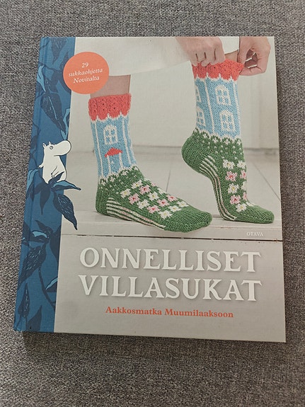 Novita x Moomin Onnelliset villasukat -kirja