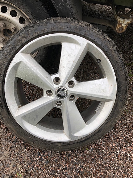 Skoda OEM Vag alut 5x112 kesä 225/40-18 h.250e