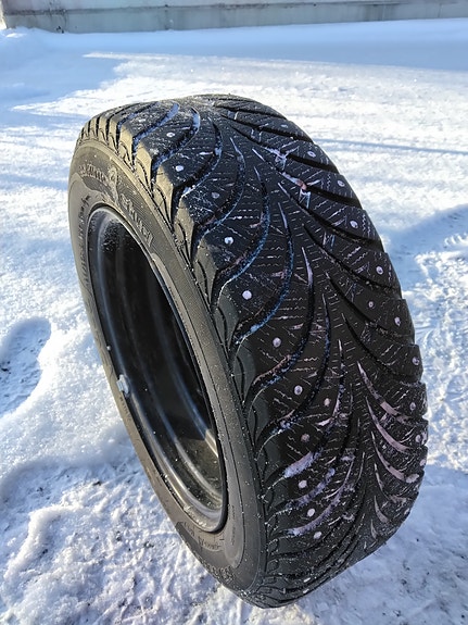 Nissan peltivanne 15"4x114,3 päällä hyvin pintaa oleva talvirengas.