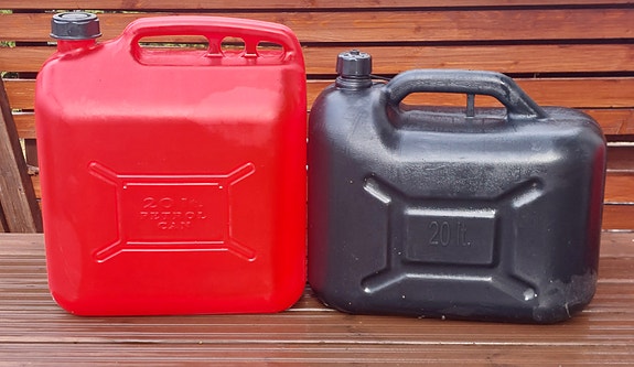 Bensa,polttoöljy ,diesel  kanistereita 20l ja 10l