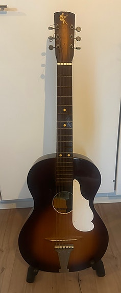 Vanha vintage-akustinen kitara