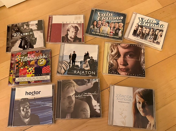 Kotimaisia CD-levyjä nippu