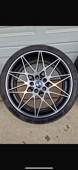 Myydään BMW F82 Competition Rengassarja
